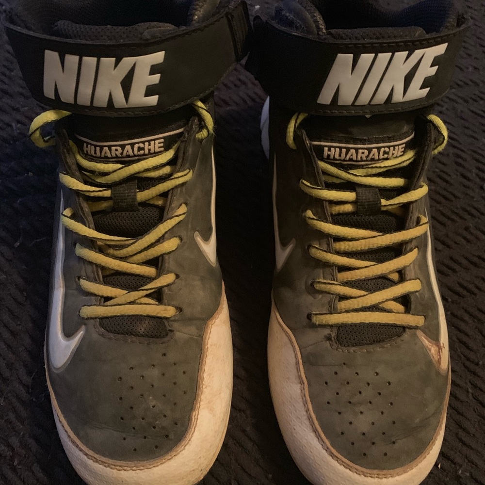 Boys size 4 Huarache Nike Baseball Cleats